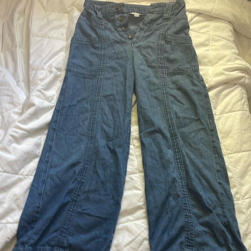 Think, breathable American Eagle faired at the bottom jeans.